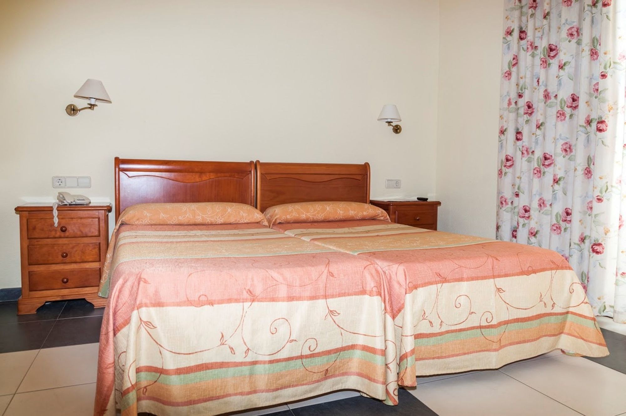 גאנדיה Hotel Tres Anclas מראה חיצוני תמונה
